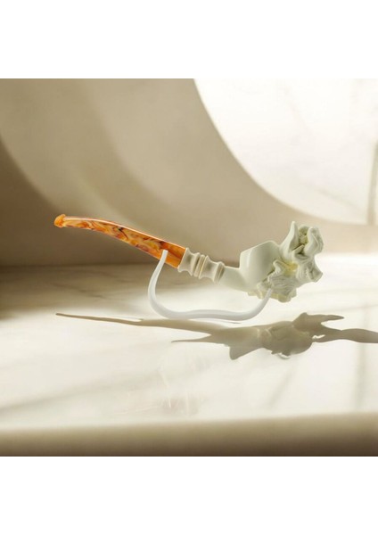 Nü Kadın Figürlü El Oyması Lületaşı Pipo – Akrilik Ağızlıklı Koleksiyonluk 18 cm