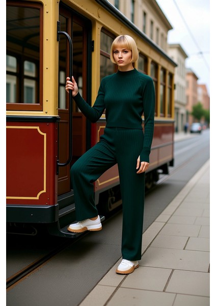 Kadın Alt Üst Modern Tasarım Dik Yaka Crop Triko Üst ve Uzun Boru Paça Triko Pantolon Takımı Rahat modelleri