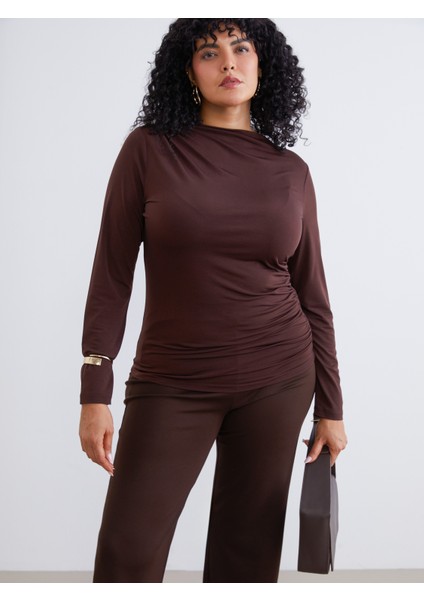 Büyük Beden Dik Yaka Büzgülü Kadın Body