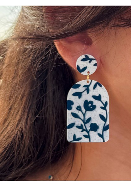 Beyaz Zemin Üzerine Koyu Mavi Çiçek Desenli Özel Tasarım Küpe