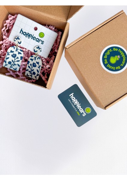 Beyaz Zemin Üzerine Koyu Mavi Çiçek Desenli Özel Tasarım Küpe fırsatları