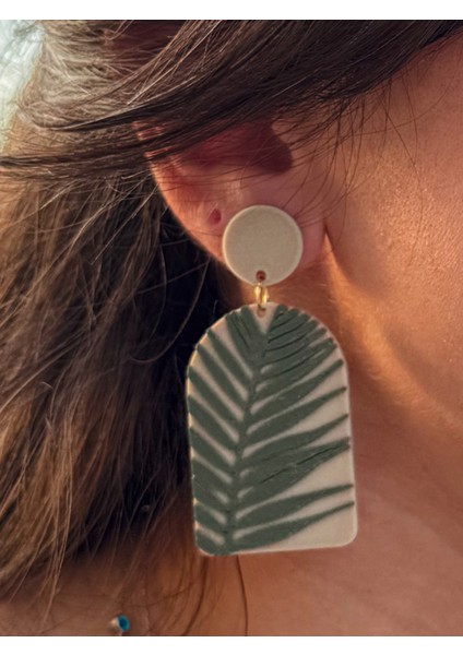 Bej Zemin Üzerine Yeşil Yaprak Desenli Özel Tasarım Küpe