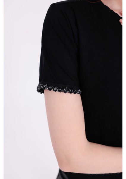 Siyah Kol Ucu Parlak Taş Boncuk Detaylı Bisiklet Yaka Dar Kalıp T-Shirt