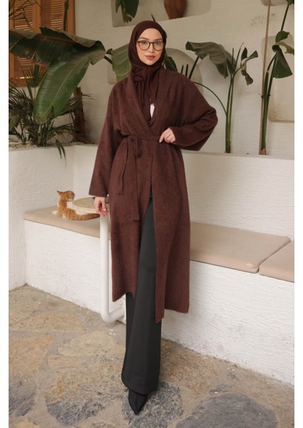 Kahverengi Kuşaklı Uzun Angora Hırka