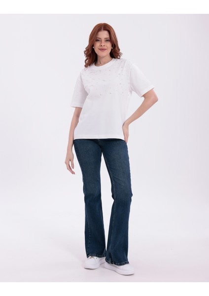 Farklı Boyutlarda Inci Işlemeli Normal Kalıp Beyaz Basic T-Shirt