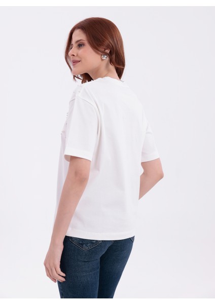 Farklı Boyutlarda Inci Işlemeli Normal Kalıp Beyaz Basic T-Shirt fiyatları
