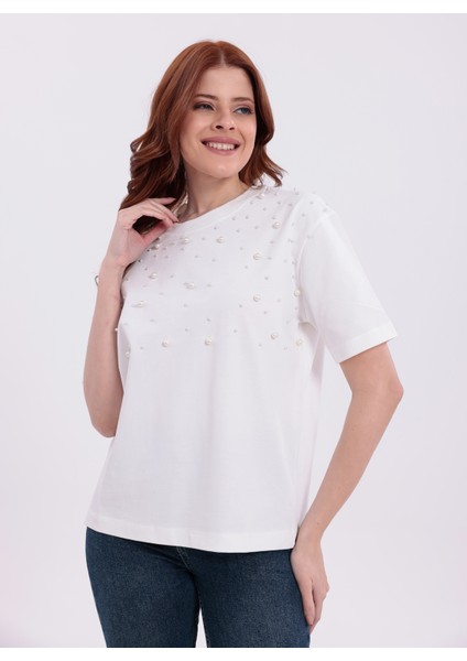 Farklı Boyutlarda Inci Işlemeli Normal Kalıp Beyaz Basic T-Shirt modelleri