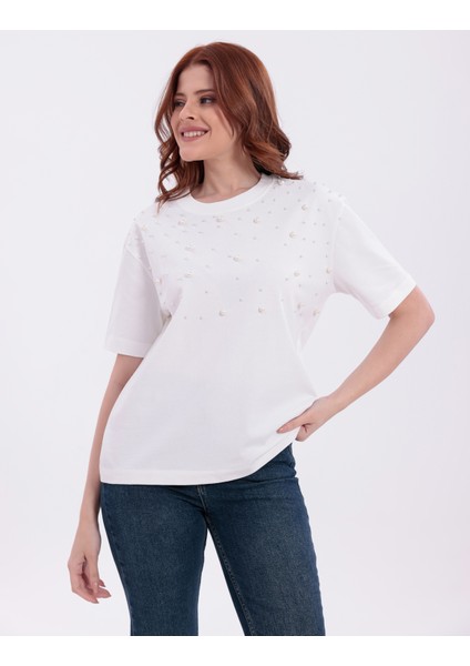 Farklı Boyutlarda Inci Işlemeli Normal Kalıp Beyaz Basic T-Shirt indirimleri