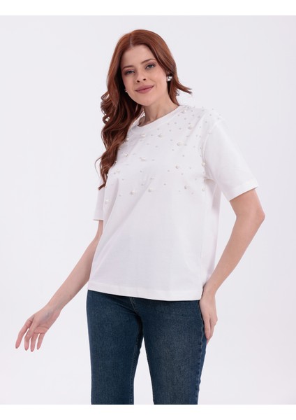 Farklı Boyutlarda Inci Işlemeli Normal Kalıp Beyaz Basic T-Shirt