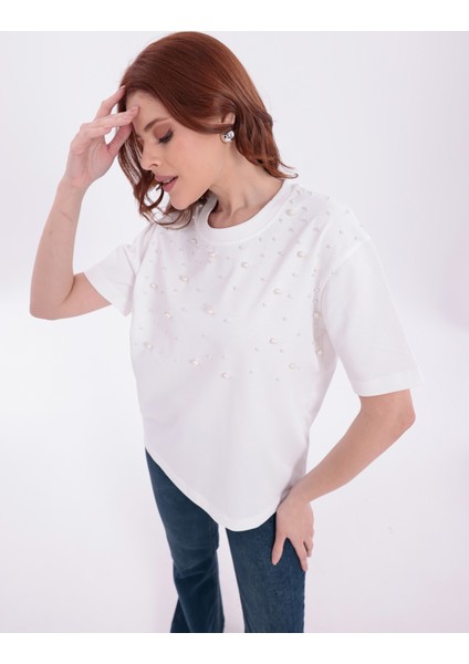 Farklı Boyutlarda Inci Işlemeli Normal Kalıp Beyaz Basic T-Shirt