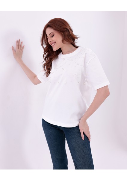 Farklı Boyutlarda Inci Işlemeli Normal Kalıp Beyaz Basic T-Shirt