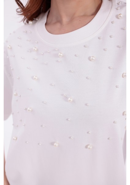 Farklı Boyutlarda Inci Işlemeli Normal Kalıp Beyaz Basic T-Shirt
