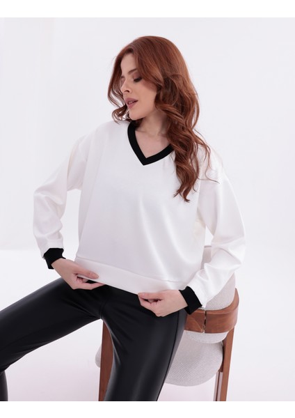 Ekru V Yaka Siyah Garnili Oversize Crop Üst