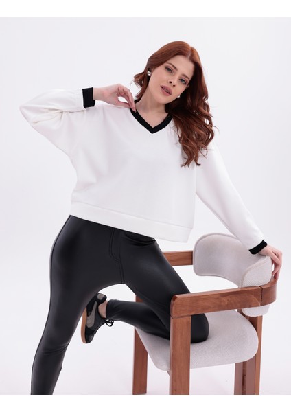 Ekru V Yaka Siyah Garnili Oversize Crop Üst