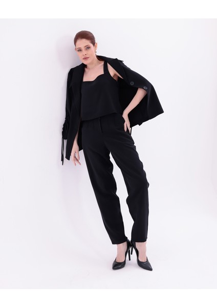 Siyah Ipek Görünümlü Kolları Büzgü Yanlı Ceket, Yüksek Bel Dar Kalıp Pantolon ve Crop Top Üçlü Takım