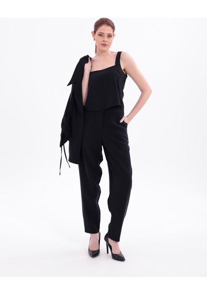 Siyah Ipek Görünümlü Kolları Büzgü Yanlı Ceket, Yüksek Bel Dar Kalıp Pantolon ve Crop Top Üçlü Takım