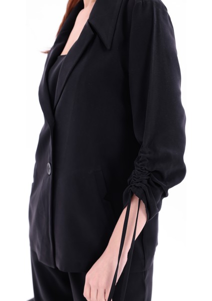 Siyah Ipek Görünümlü Kolları Büzgü Yanlı Ceket, Yüksek Bel Dar Kalıp Pantolon ve Crop Top Üçlü Takım