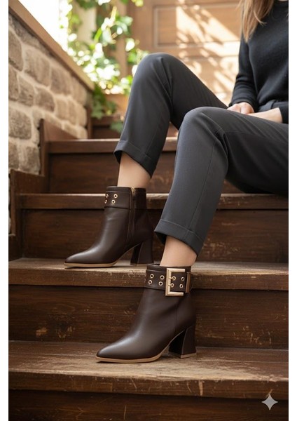573200 Toka Detaylı Burnu Sivri 7 cm Kalıntopuk Fermuarlı Kadın Bot