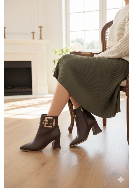 573200 Toka Detaylı Burnu Sivri 7 cm Kalıntopuk Fermuarlı Kadın Bot modelleri