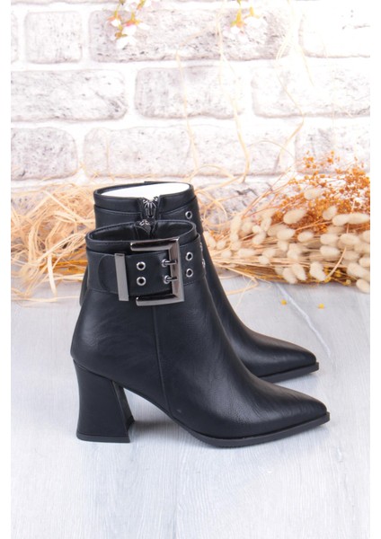 573200 Toka Detaylı Burnu Sivri 7 cm Kalıntopuk Fermuarlı Kadın Bot indirimleri