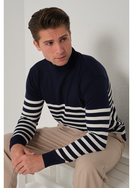Erkek Boğazlı Çizgili Triko Kazak