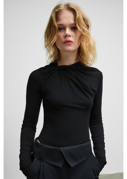 Haze Kadın Yuvarlak Yaka Önü Düğüm Detaylı Uzun Kollu Vücuda Oturan Esnek Kumaşlı Çıtçıtlı Siyah Body