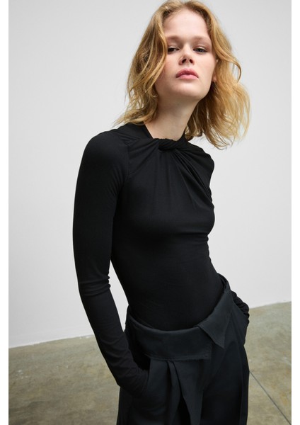 Haze Kadın Yuvarlak Yaka Önü Düğüm Detaylı Uzun Kollu Vücuda Oturan Esnek Kumaşlı Çıtçıtlı Siyah Body modelleri