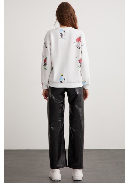 Cloudy Kadın Içi Polarlı Yumuşacık Yuvarlak Yaka Rahat Kesim Baskılı Beyaz Sweatshirt fiyatları