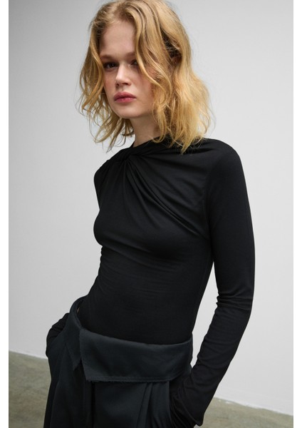 Haze Kadın Yuvarlak Yaka Önü Düğüm Detaylı Uzun Kollu Vücuda Oturan Esnek Kumaşlı Çıtçıtlı Siyah Body fiyatları