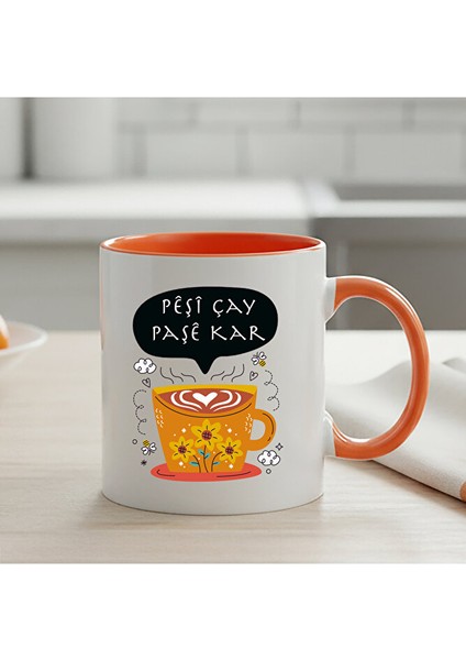 Kürtçe Pêşî Çay Paşê Kar Fincan Tasarımlı Turuncu Renkli Kupa Bardağı - Pêşî Çay Paşê Kar Kupası