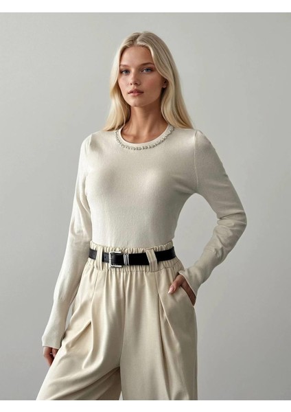 Yakası Taşlı Uzun Kollu Ekru Kadın Bluz