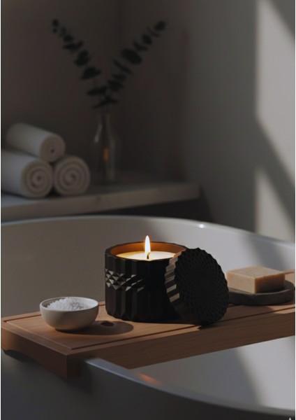 Kapaklı Siyah Geometrik Tasarım El Yapımı Soya Mumu (Ahşap Fitilli) | 9 x 8,5 cm indirimleri