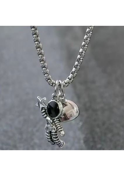 Sevgililer Günü'ne Özel Ikili Kombin Kolye Astronot Şeklinde Mıknatıs Tasarımı ile Birbirini Çeker fırsatları