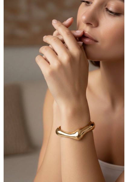 Gold Çelik Kelepçe Bileklik - Şık ve Modern Tasarım!