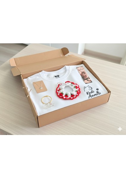 Kedi Annesi Özel Tasarım Hediye Seti | Beyaz Baskılı Tişört + El Yapımı Örgü + Aksesuar fiyatları