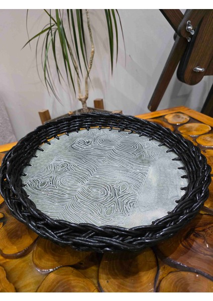 El Örgüsü Rattan Detaylı Seramik Servis Tabağı – Dekoratif & Şık Sunum Ürünü