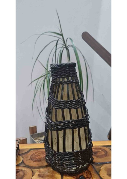 Doğal Rattan Örgü Detaylı Dekoratif Seramik Vazo – El Yapımı Boho Tasarım