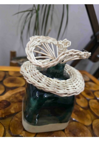 El Yapımı Rattan Çiçek Detaylı Mini Seramik Vazo – Dekoratif Boho Obje