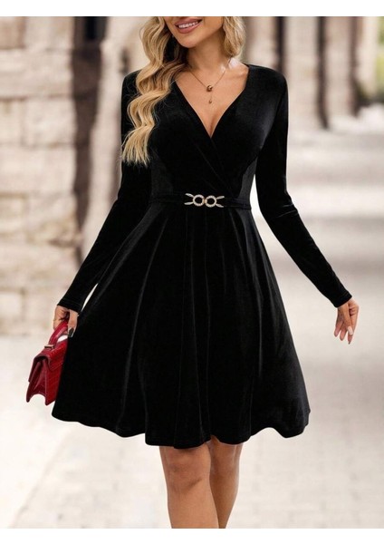Kadın Uzun Kollu Kruvaze Yakalı Toka Detaylı Mini Kadife Elbise