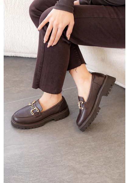 TERESA İTHAL TOKA DETAYLI HAKİKİ DERİ LEOFER KADIN GÜNLÜK AYAKKABI KAHVE