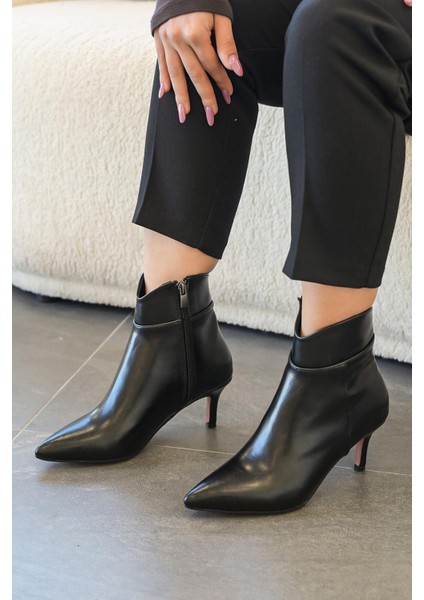Zera Sivri Burun Topuklu Kadın Bot Siyah