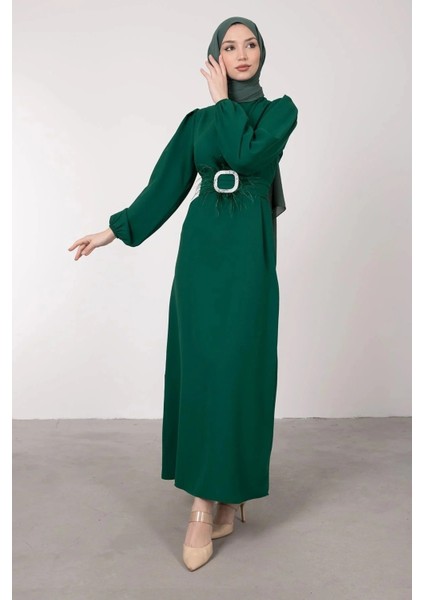 Yakası Taşlı Tüylü Kemerli Tesettür Abiye- Zümrüt modelleri