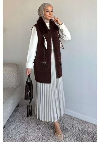 Gülseli Peluş Detaylı Fular Aksesuarlı Çift Cepli Tesettür Triko Yelek P-00019688