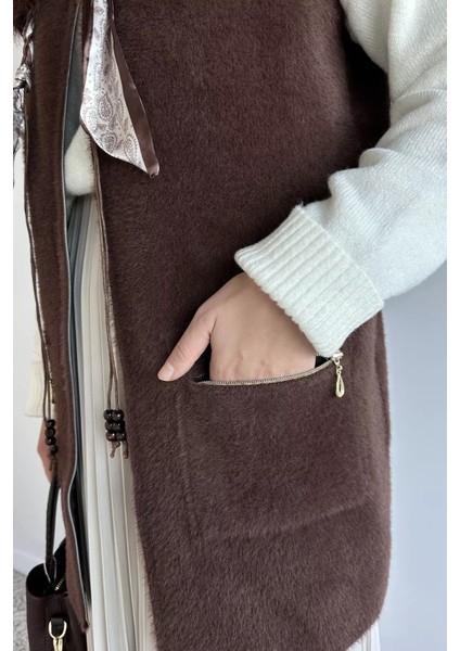 Gülseli Peluş Detaylı Fular Aksesuarlı Çift Cepli Tesettür Triko Yelek P-00019688 fırsatları