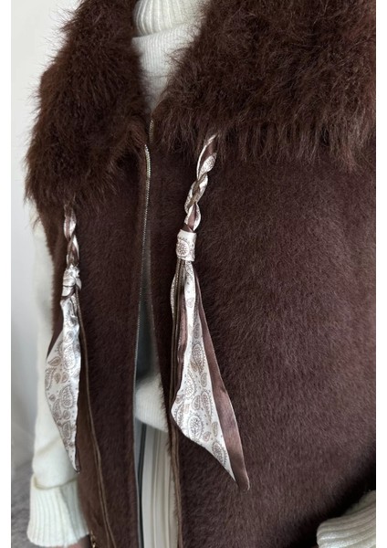 Gülseli Peluş Detaylı Fular Aksesuarlı Çift Cepli Tesettür Triko Yelek P-00019688 indirimleri