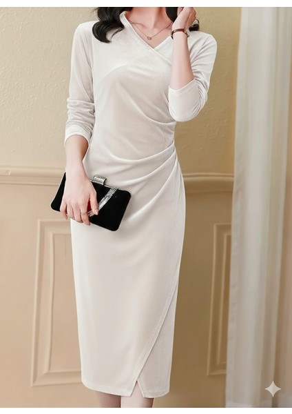 Kadın Uzun Kollu Kruvaze Yakalı Yandan Büzgülü Önden Çapraz Detaylı Midi Kadife Elbise