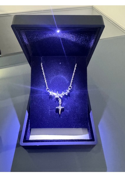 Işıklı Kutuda Yıldızlı Gümüş Renk Çelik Kolye