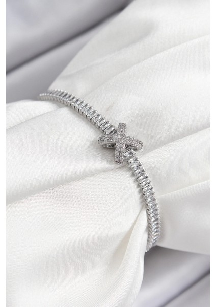 Pirinç Zirkon Taşlı x Detaylı Su Yolu Gümüş Renk Asansörlü Kadın Bileklik