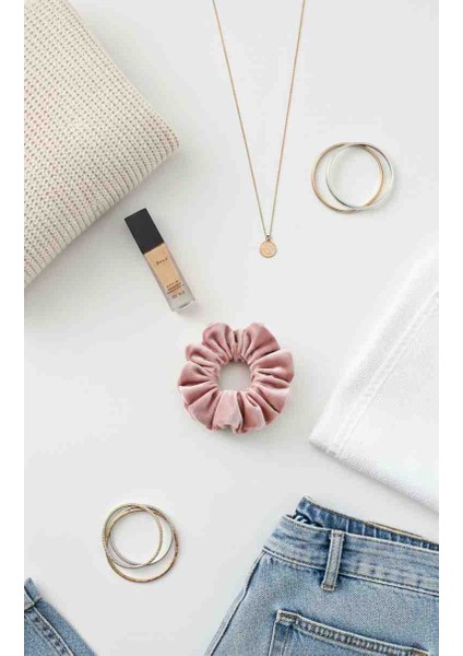 Kendinden Simli Kadife Scrunchie – Yumuşak ve Işıltılı Saç Tokası Lastikli Toka| Şık & Rahat Kullanım fiyatları