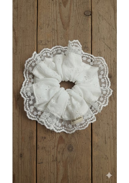 Brode Fisto Kumaş Dantelli Simit Toka – Vintage Nakışlı, Scrunchie